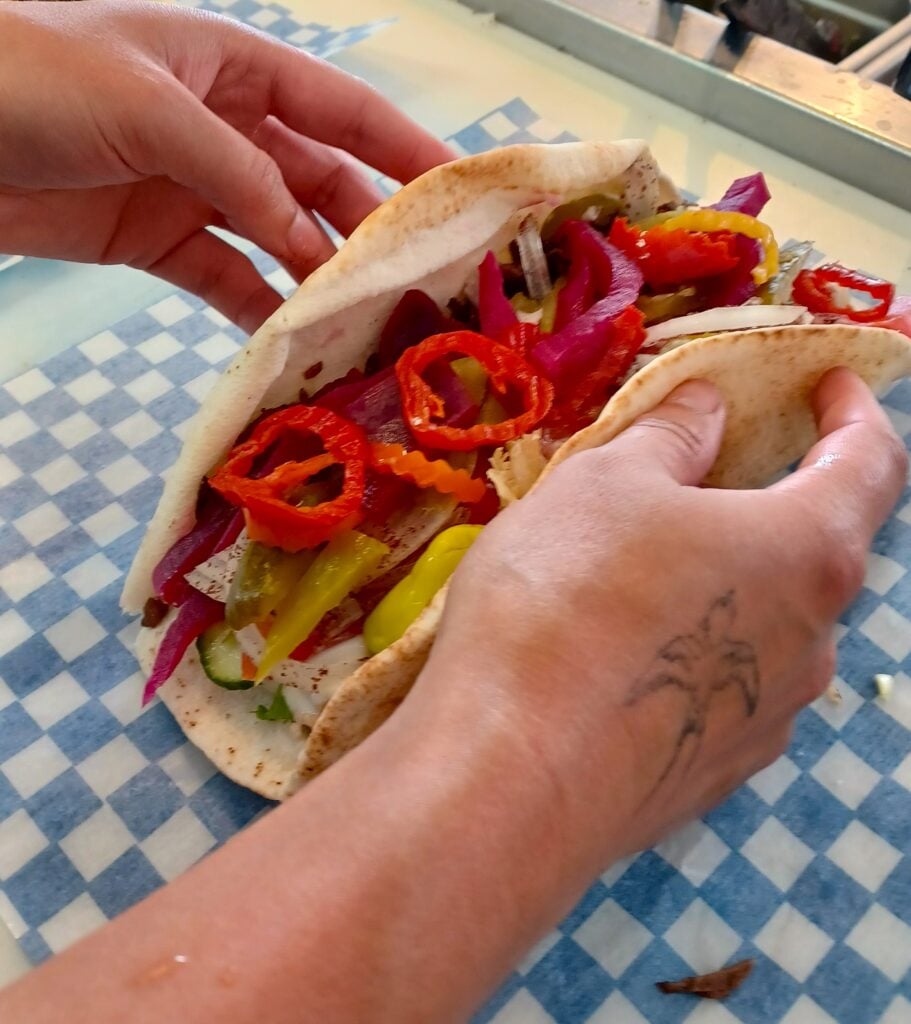 Le bistro Méditérannéo à Amos se spécialise dans les shish-taouk, les shawarma et les falafels. 